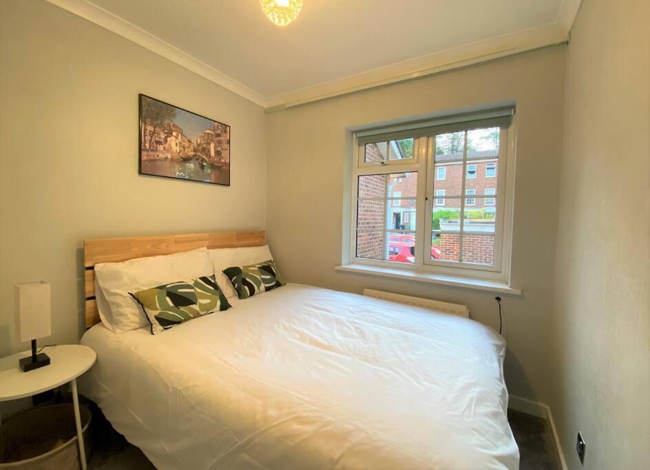 Redhill Town Centre 3 Bed House Near Gatwick Airport, Easy Commute To London Apartment Exterior photo