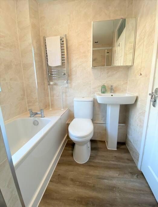 Redhill Town Centre 3 Bed House Near Gatwick Airport, Easy Commute To London Apartment Exterior photo