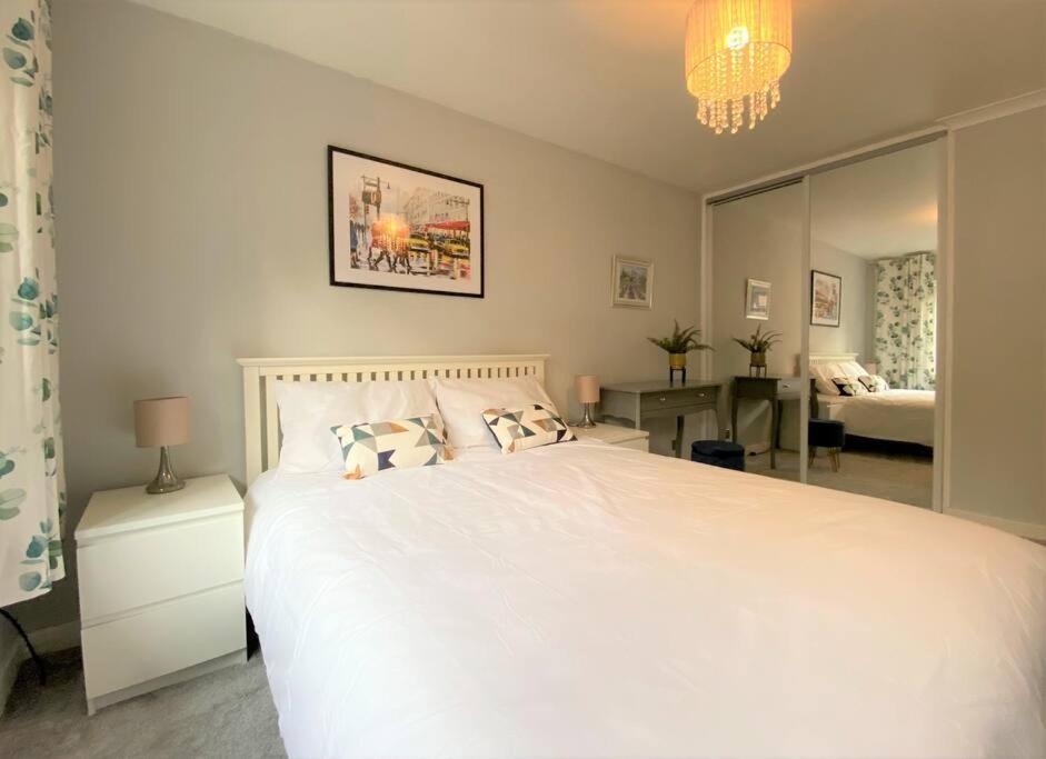 Redhill Town Centre 3 Bed House Near Gatwick Airport, Easy Commute To London Apartment Exterior photo
