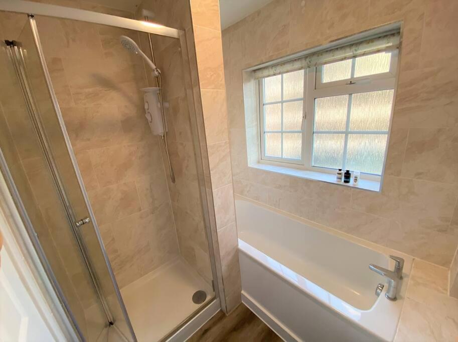 Redhill Town Centre 3 Bed House Near Gatwick Airport, Easy Commute To London Apartment Exterior photo